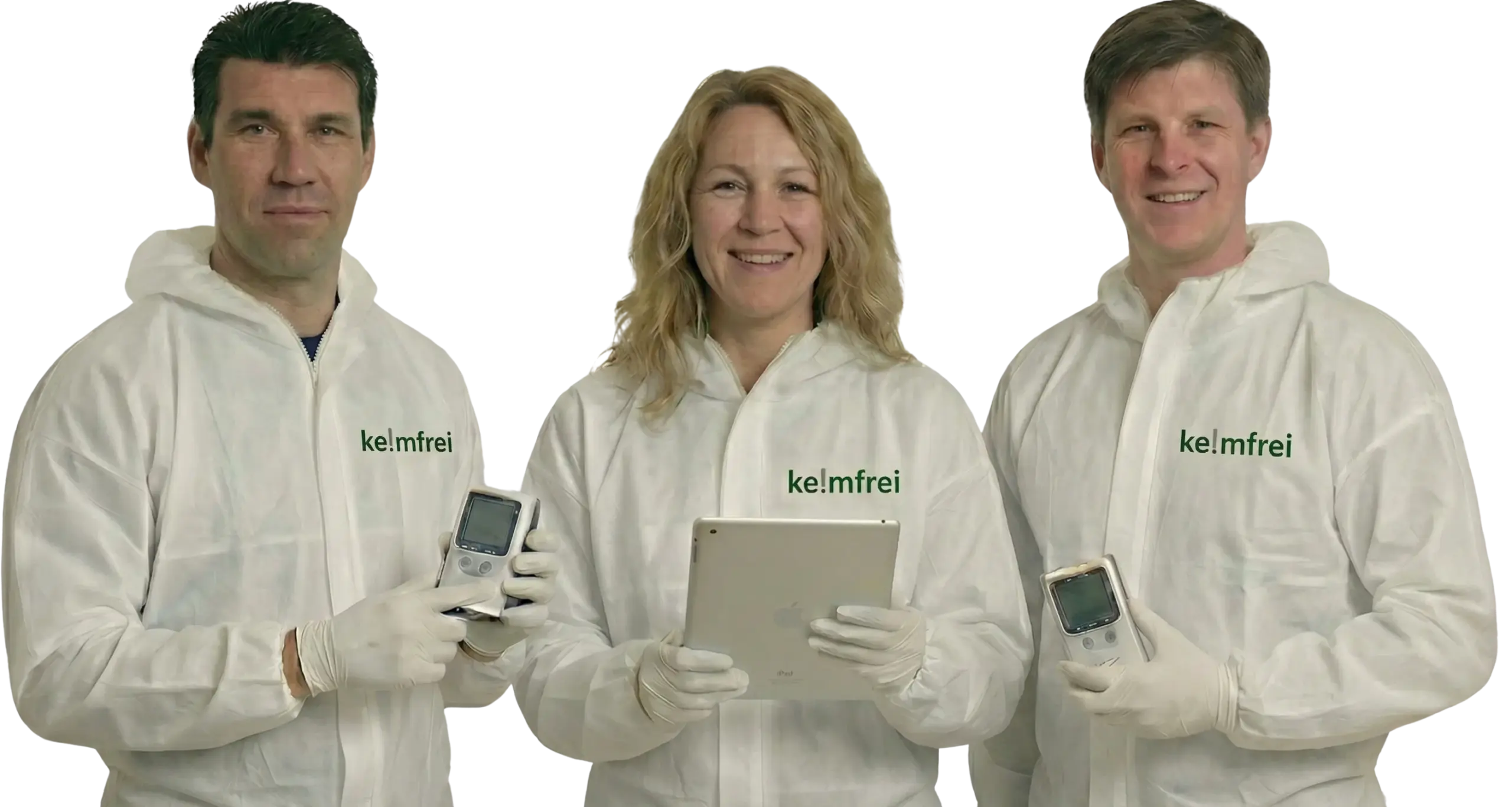 Drei Mitarbeitende in weißen Schutzanzügen mit Messgeräten und Tablet, Logo keimfrei.